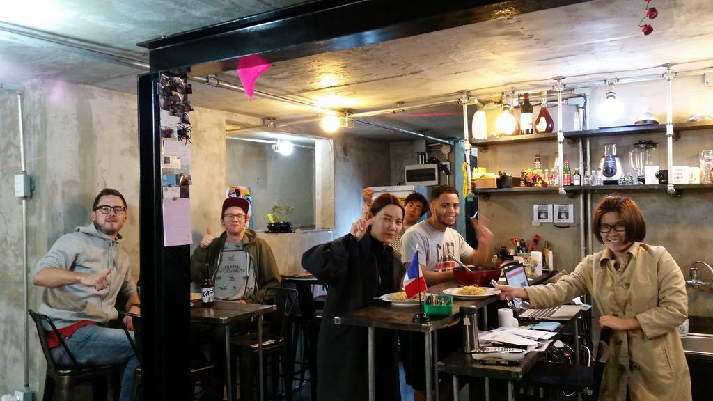 Time Travelers Party Hostel In Hongdae Seoul Exterior foto