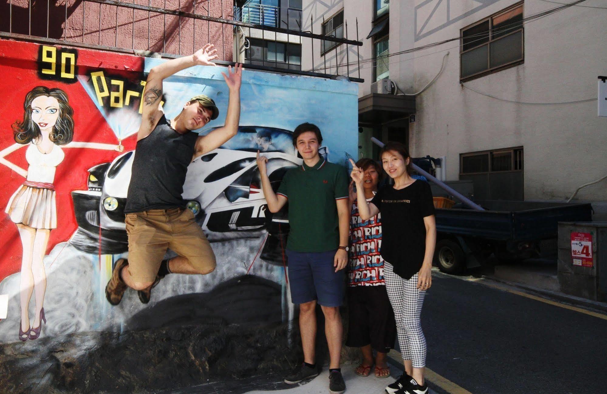 Time Travelers Party Hostel In Hongdae Seoul Exterior foto