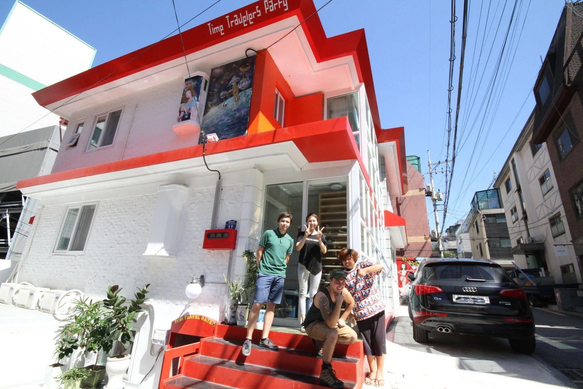 Time Travelers Party Hostel In Hongdae Seoul Exterior foto