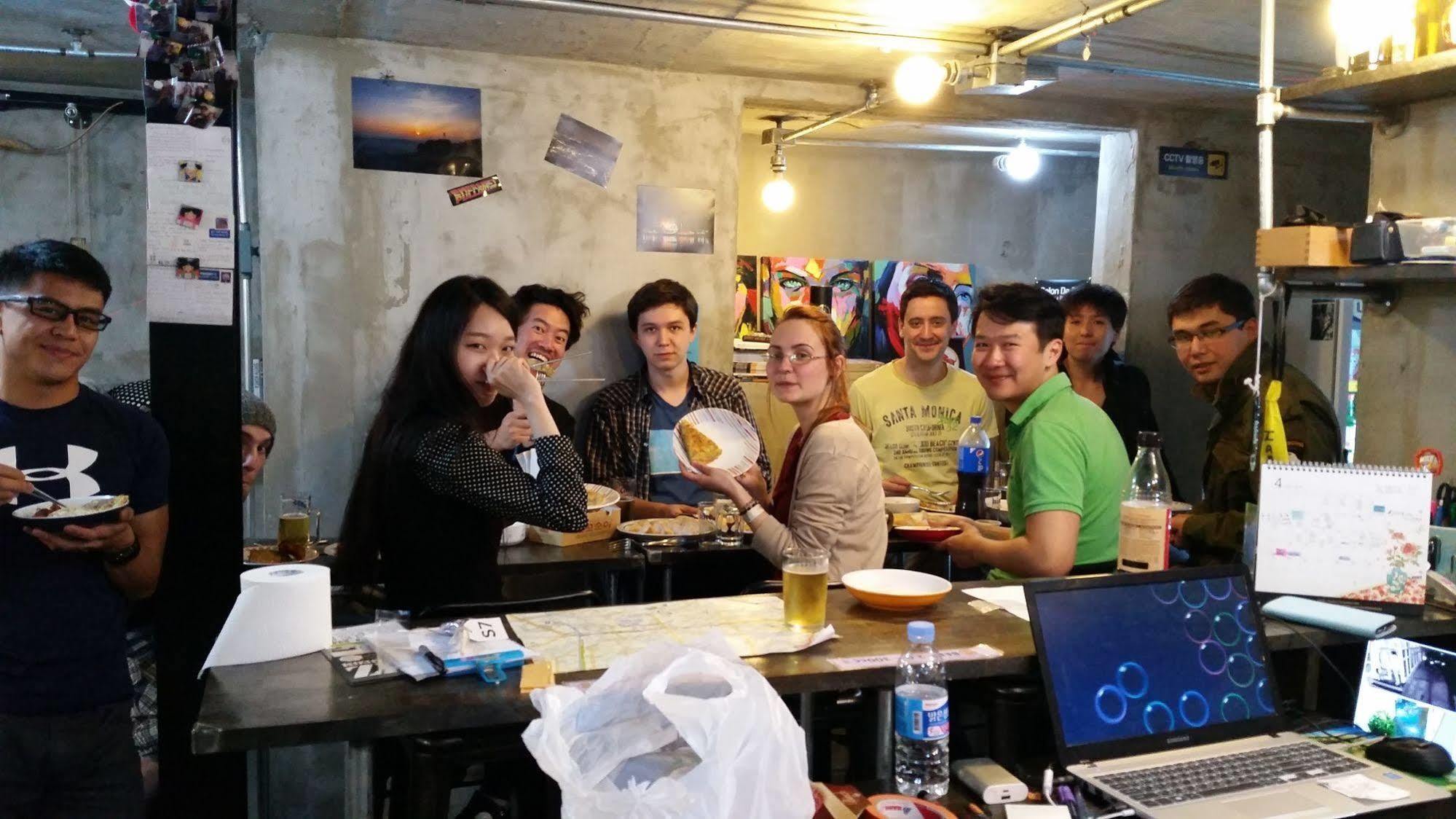 Time Travelers Party Hostel In Hongdae Seoul Exterior foto
