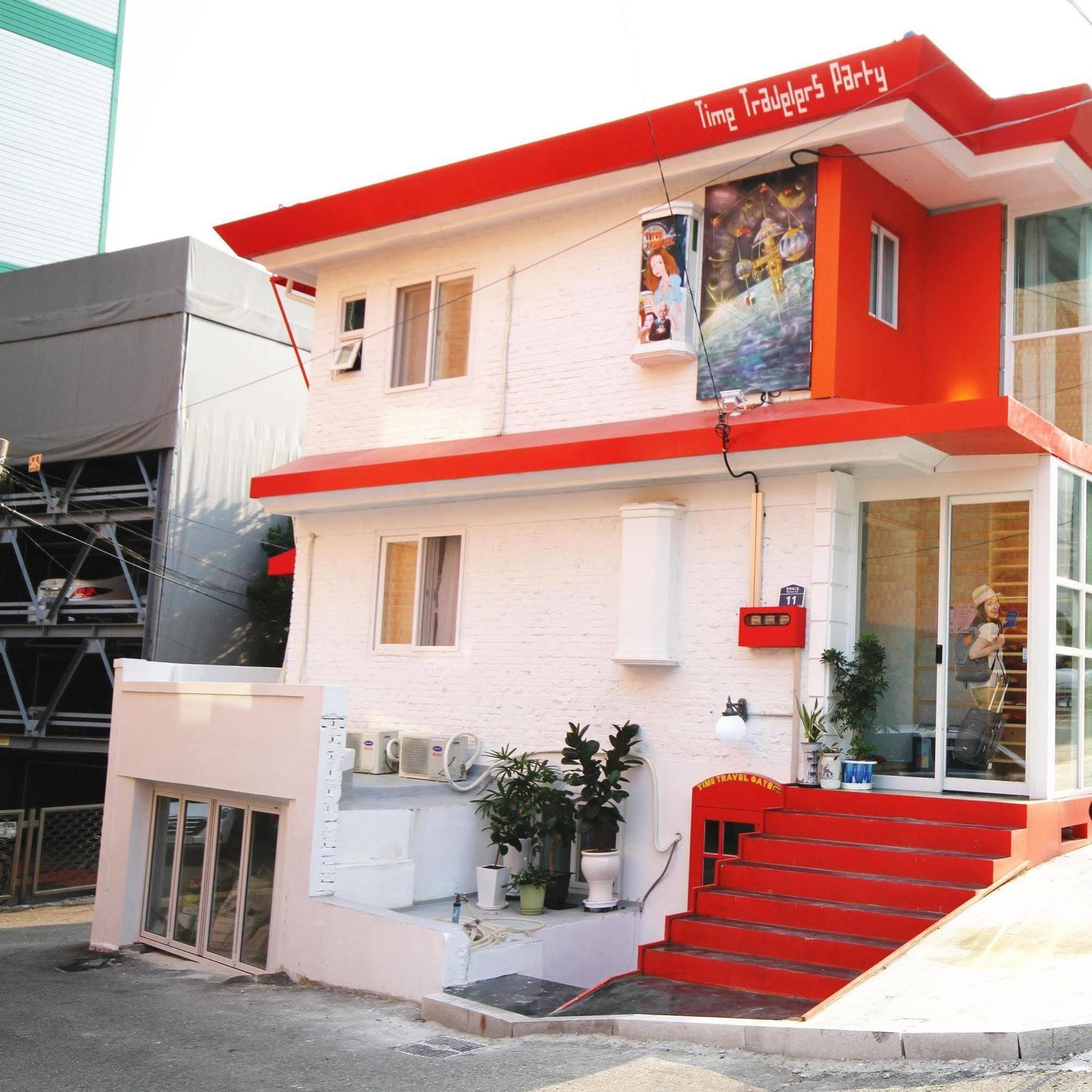Time Travelers Party Hostel In Hongdae Seoul Exterior foto